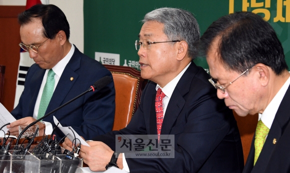 24일 국회에서 열린 국민의당 원내대책회의에서 김동철 원내대표가 모두발언을 하고있다. 이종원 선임기자 jongwon@seoul.co.kr