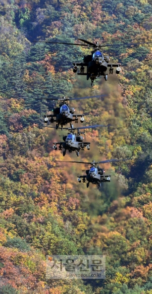 24일 오후 경기도 양평 비승사격장에서 열린 육군항공 사격대회에서 세계 최강의 공격헬기인 AH-64E 아파치 편대가 시범비행을 하고 있다. 육군항공작전사령부는 지난 12일부터 25일까지 2017년 육군항공 사격대회를 개최해 최고의 전투 사격 기량을 가진 공격헬기 조종사 ’탑 헬리건’과 최우수 공격헬기 부대를 선발한다. 손형준 기자 boltagoo@seoul.co.kr