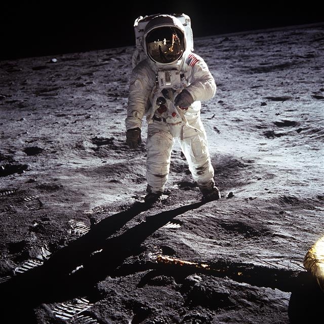 구소련의 스푸트니크 1호 발사 성공에 자극받은 미국의 달착륙 프로젝트에 따라 아폴로 11호는 인류 최초로 달 표면을 밟게 됐다. 로켓과 인공위성 기술 개발의 뒤에는 SF의 상상력이 숨어 있다.
