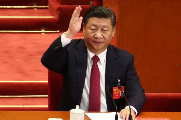 지난 10월 24일 제19차 중국공산당 전국대표회의가 폐막한 직후부터 시진핑 중국 국가주석의 흉상이 불티나게 팔리는 등 1인 천하 시대가 본격적으로 열렸다는 평가다. 베이징 EPA 연합뉴스