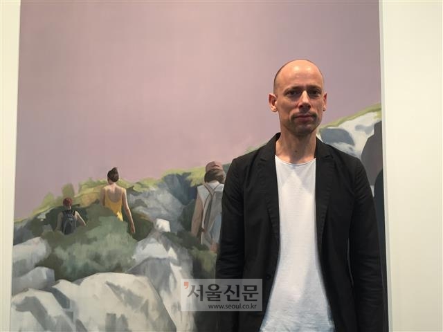 삼청로 학고재 갤러리에서 개인전을 열고 있는 독일 작가 팀 아이텔이 작품 ‘암층’을 설명하고 있다.