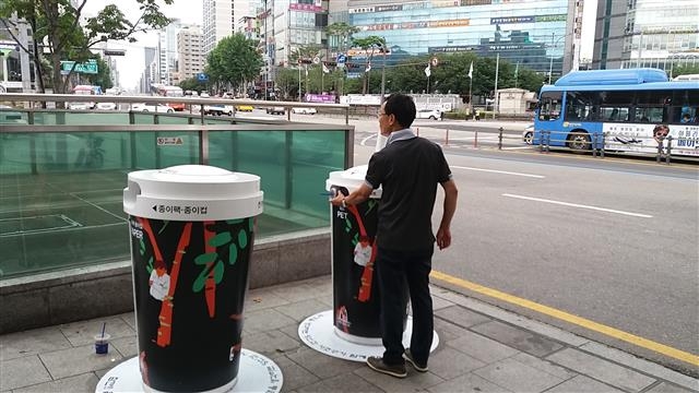 재활용 분리수거하는 서초 ‘서리풀컵’