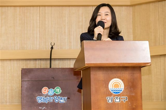 조남주 작가가 24일 서울 양천구 양천문화회관 해바라기홀에서 ‘대한민국에서 여자로 사는 일’이라는 주제로 특강을 하고 있다. 양천구 제공