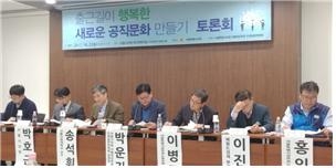 박운기 서울시의회 민생실천위원장(왼쪽 네번째)이 23일 출근길 행복한 공작문화 만들기 토론회에 참석해 토론을 벌이고 있다.