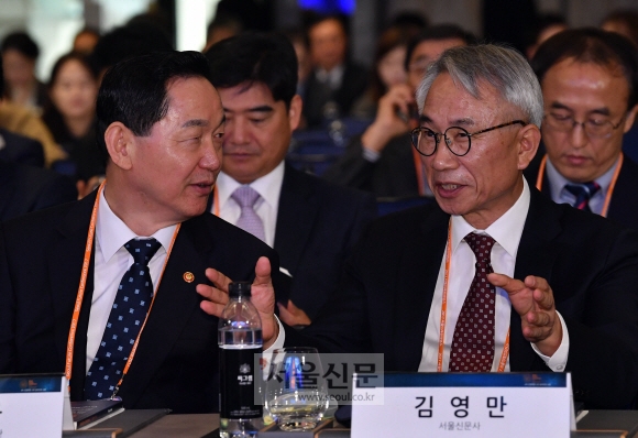 [서울포토] 이야기 나누는 김상곤 부총리와 김영만 사장