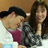 송중기, 송혜교에 애교 부리는 모습 포착 ‘민망한 웃음’