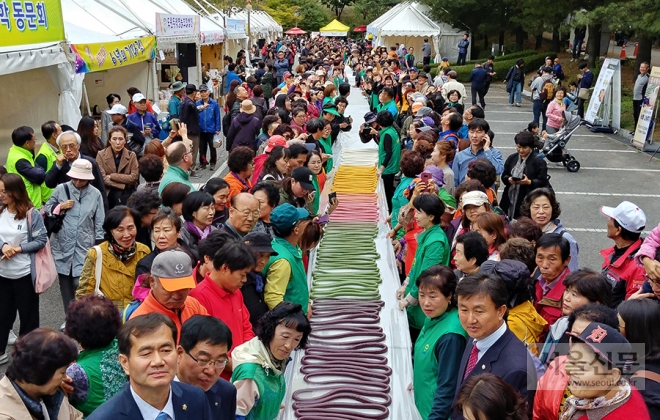 이천 쌀문화축제에 40만명 이상 관람객이 다녀가는 등 성황리에 마쳤다.사진은 600m 무지개 가래떡 만들기 모습 (이천시 제공) 
