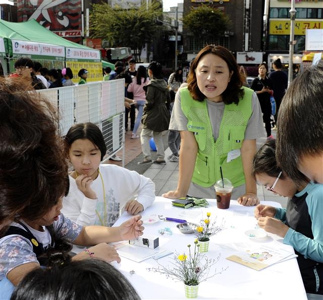 지난해 10월 열린 ‘자원봉사 박람회’에 참가한 학생들이 체험부스에서 팔찌와 목걸이를 만들고 있다. 광진구 제공