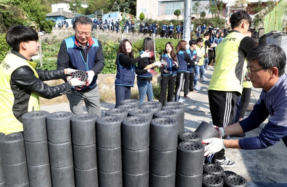 학술제 경비 아껴 ‘사랑의 연탄’ 배달
