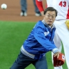文대통령, 국대 유니폼 입고 한국시리즈 깜짝 시구… 대선공약 지켜
