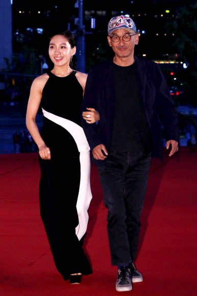 25일 오후 서울 광화문 세종문화회관에서 열린 ‘제54회 대종상영화제’에서 감독상, 여우주연상, 여우신인상 등을 받으며 5관왕에 오른 ‘박열’의 배우 최희서, 이준익 감독. 연합뉴스