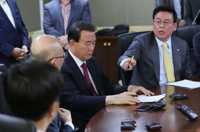 이효성 방통위원장에게 삿대질하는 정우택 원내대표