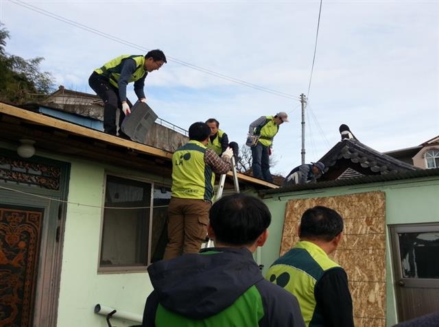 LH 직원들이 경남 진주시 옥봉지구에서 집 수리 봉사활동을 펼치고 있다. LH 제공