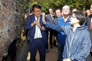 반구대암각화 설명 듣는 환경부 장관