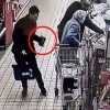 쇼핑 중인 할머니 지갑 훔치는 2인조 소매치기범