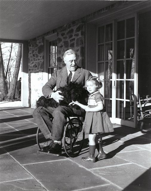 ‘커버링’의 저자는 각료회의 전 휠체어를 책상 뒤에 숨겨 놓았던 프랭클린 루스벨트 전 미국 대통령은 장애나 여성이라는 ‘소수성’을 감춘 ‘커버링’의 예라고 지적한다. 민음사 제공