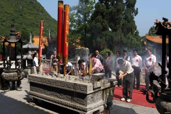 중국 관료들은 공식 행사에서도 복을 기원하는 종교적 행동을 자주 한다. 관료들이 사찰을 찾아 거대한 향에 불을 피우며 복을 빌고 있다. 바이두 캡처