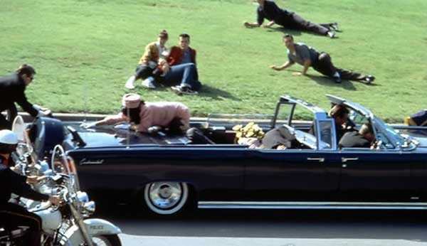 1963년 11월22일 미국 텍사스주 댈러스의 존 F. 케네디 미 대통령의 암살사건에 의문을 제기한, 올리버 스톤 감독의 1991년작 ‘JFK’ 한 장면. AP=연합뉴스