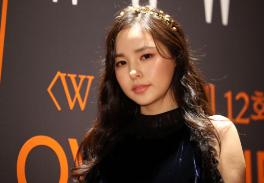 민효린, 블랙스완 같은 매력