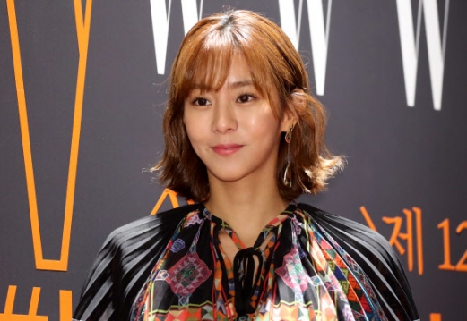 유이 ’저 왔어요’