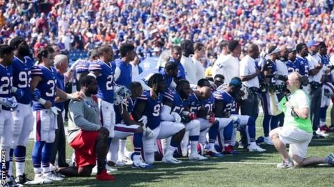 NFL 일부 선수들이 인종차별 정책에 항거해 무릎꿇기 시위를 계속하고 있으며 리그 사무국도 지난주 구단주, 선수들과 협의한 끝에 국가 연주 때 기립하지 않아도 징계를 하지 않기로 결정했다. AFP 자료사진