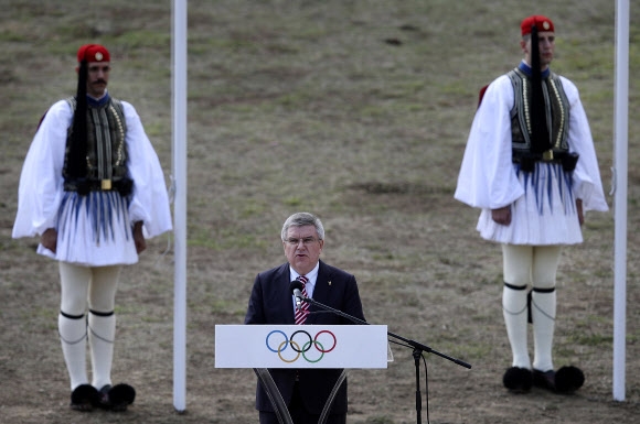 토마스 바흐 국제올림픽위원회(IOC) 위원장이 지난 24일 그리스 올림피아의 헤라 신전에서 거행된 2018 평창동계올림픽 성화 채화에 앞서 축사를 하고 있다. 올림피아 AP 연합뉴스