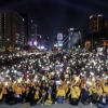 촛불집회 1주년, 광화문에 다시 촛불…시민들 “촛불 계속·적폐 청산”(종합)