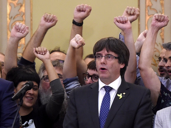 카탈루냐 독립국가 선포에 스페인 ‘자치정부 해산’