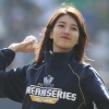 ‘제 폼 어때요?’…수지, 멋지게 해낸 한국시리즈 4차전 시구