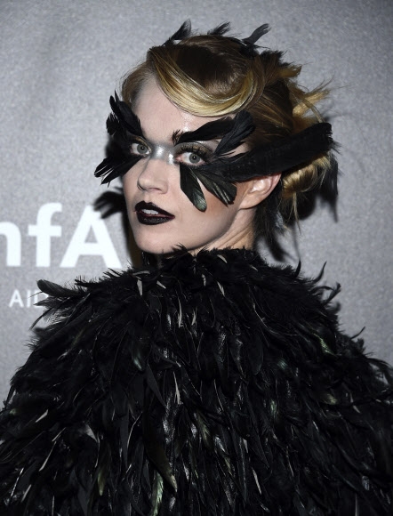 모델 린제이 엘링슨이 28일(현지시간) 미국 뉴욕의 Skylight Clarkson North에서 열린 네이키드 하트 재단과 미국에이즈연구재단이 주최한 ‘패뷸러스 자선 모금행사’에 참석해 포즈를 취하고 있다. AP 연합뉴스