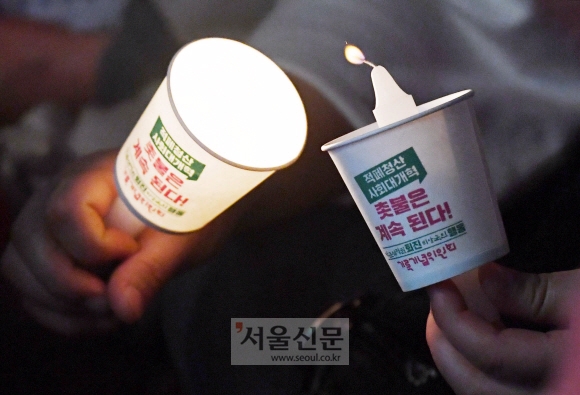 “촛불은 계속 타오른다” 서울 6만명 1주년 집회   