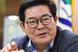 [자치단체장 25시] 교통·학교 시설물 120㎝ 시선에서 제작… ‘아동친화 광진’