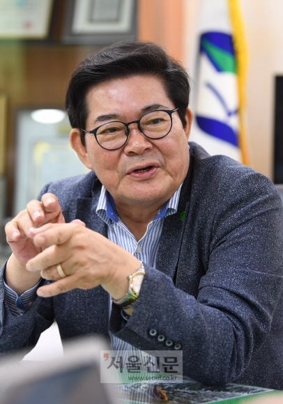 김기동 광진구청장은 지난 27일 서울신문과의 인터뷰에서 “어린이 의자에 어른이 앉지 못하면 어른이 장애인일 수밖에 없다”며 “아이들 눈높이인 120㎝에서 봐야 ‘역지사지’를 안다”고 강조했다. 이호정 전문기자 hojeong@seoul.co.kr