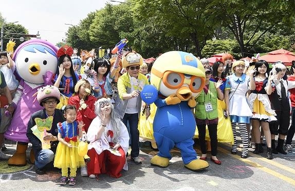 김기동(앞줄 왼쪽 세 번째) 광진구청장이 지난 5월 열린 ‘서울동화축제’ 퍼레이드에서 동화 속 캐릭터들과 함께 기념 촬영을 하고 있다. 광진구 제공