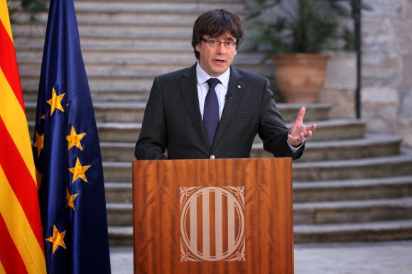 스페인으로부터 독립을 선포해 해임된 카탈루냐 자치정부의 카를레스 푸지데몬 수반이 지난 28일(현지시간) 지로나에서 연설하고 있다. AFP 연합뉴스