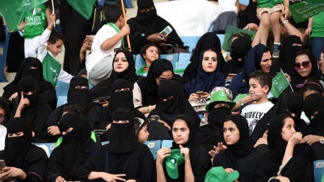 지난달 수도 리야드의 킹 파드 스타디움에서 열린 국경절 행사에 처음으로 초청받아 입장한 사우디아라비아 여성들. 보수파들이 왕가의 혁신적인 조치에 강하게 반발했다. AFP 자료사진