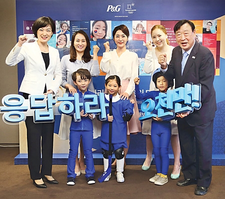 김주연(왼쪽 첫 번째) 한국P&G 사장과 이희범(오른쪽 첫 번째) 2018 평창동계올림픽조직위원장이 어린이 모델들과 함께 3D 조형물을 들고 기념 촬영을 하고 있다.