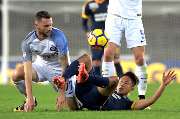 이승우(오른쪽·베로나)가 31일 인터 밀란과의 이탈리아 프로축구 세리에A 11라운드 도중 상대 미드필더 마르셀로 브로조비치와 공을 다투다 넘어지고 있다. 베로나 AFP 연합뉴스 
