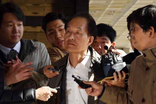 [서울포토] 굳은 표정으로 검찰 출석하는 이우용 전 MBC 라디오 본부장