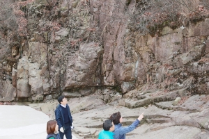 과천 자하동 관악산 계곡의 4기 바위글씨 관광 명소화