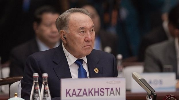 누르술탄 나자르바예프 카자흐스탄 대통령. 그의 자리 앞에 놓여 있는 국호 표기도 2025년에는 바뀌게 된다. AFP 자료사진