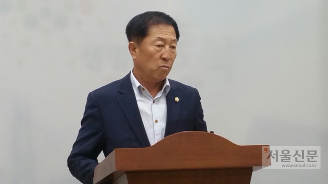 박계용 영동군의원이 31일 충북도청에서 기자회견을 갖고 “면민체육대회에서 있었던 폭력의 가해자는 박덕흠 의원”이라는 주장을 하고 있다. 박 군의원은 이날 검찰에 박 의원을 고소했다. 청주 남인우 기자 niw7263@seoul.co.kr