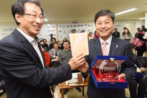 ‘同幸 성북’ 주민에게 감사패 받은 김영배 구청장