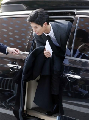박보검, 근사한 모습으로 결혼식 참석