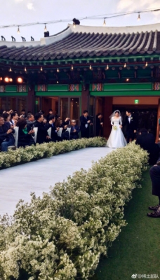 결혼식 사진 올린 장쯔이