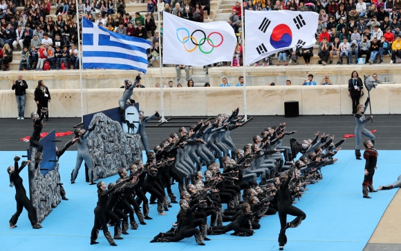 1일 오후 그리스 아테네의 역사 유적 파나티나이코 스타디움에서 열리는 평창동계올림픽 성화 인수식에 앞서 문화 행사가 펼쳐지고 있다. 바람이 부는 다소 쌀쌀한 날씨로 태극기(오른쪽부터), 올림픽기, 그리스 국기가 펄럭이고 있다. 아테네 연합뉴스