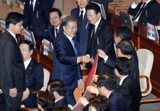 한국당, 문 대통령 시정연설 때 ‘현수막 시위’…악수 청한 문 대통령