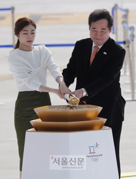 이낙연 국무총리(오른쪽)와 김연아 평창 동계올림픽 홍보대사가 1일 오전 인천공항 제2터미널에서 임시성화대에 점화하고 있다. 박윤슬 기자 seul@seoul.co.kr