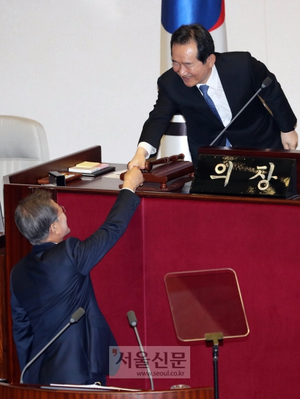 문재인 대통령이 1일 오전 서울 여의도 국회 본회의장에서 2018년도 예산안 관련 시정연설을 마친 뒤 정세균 국회의장과 악수하고 있다. 강성남 선임기자 snk@seoul.co.kr