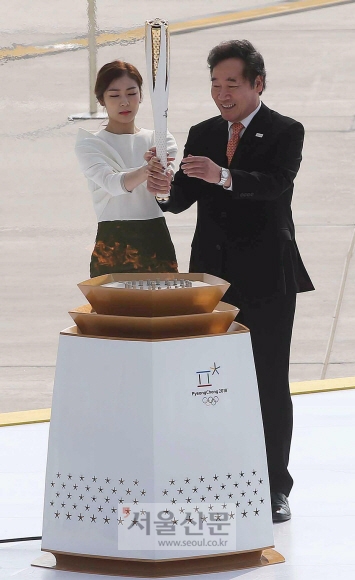 2018 평창동계올림픽 성화가 1일 인천국제공항을 통해 도착해 101일간의 여정을 시작했다. 이낙연 총리와 김연아가 성화에 불을 붙이고 있다. 박윤슬 기자 seul@seoul.co.kr